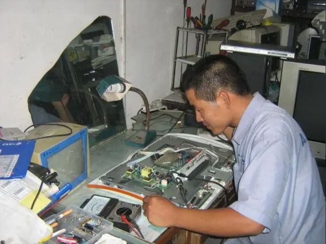 2010年,男子維修舊彩電時(shí)發(fā)現(xiàn)小紙條,打開一看很是意外